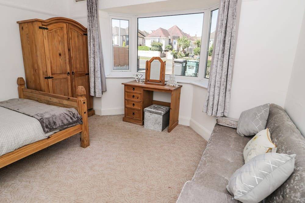 Laragh, pet friendly, character holiday cottage in Deganwy in Deganwy, Conwy region