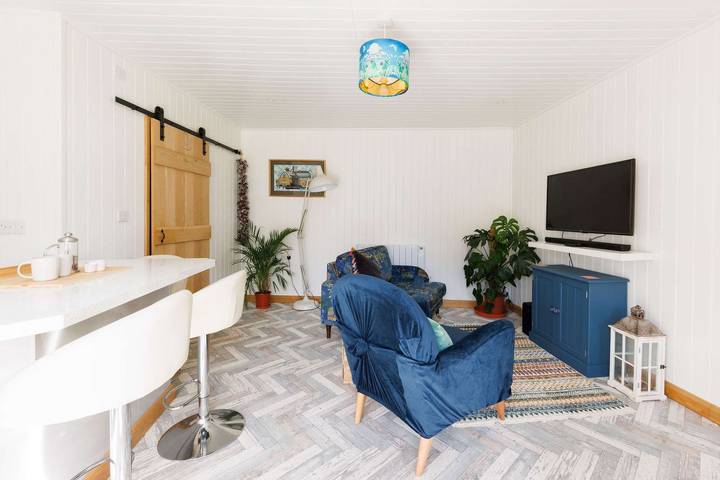 Cosy Cabin Retreat Close to Beaches in Birdham, West Sussex