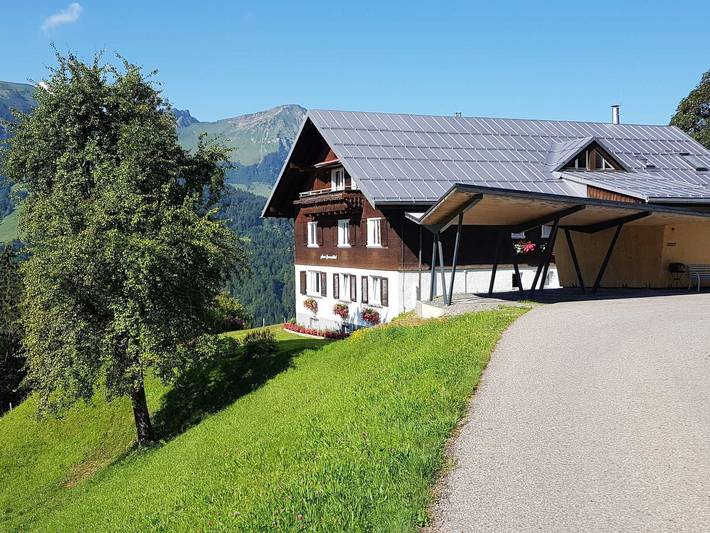 Ferienwohnung für 4 Personen, mit Ausblick und Balkon sowie Garten, kinderfreundlich im Bregenzerwald