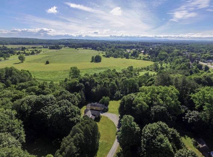 Vacation rental for 12 people, with yard and pool in Saratoga Springs