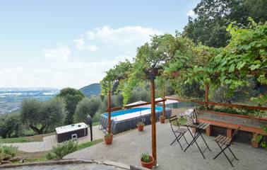 Location de vacances pour 8 personnes, avec jardin ainsi que jacuzzi et piscine dans Corsanico Bargecchia