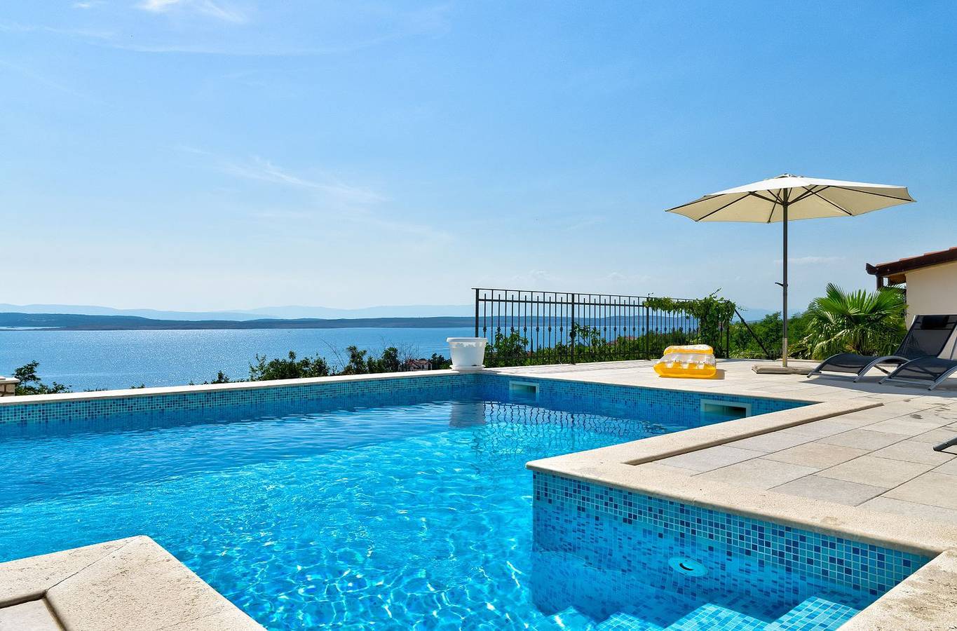 Ganze Wohnung, Traumhaftes Apartment nur 600 Meter zum Sandstrand mit Gym, Meerblick, Pool in Crikvenica, Primorje-Gorski Kotar