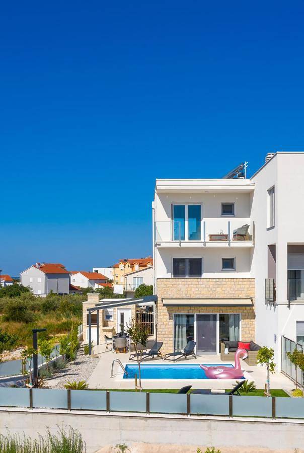 Villa pour 8 personnes, avec vue ainsi que jardin et piscine à Tribunj - 2
