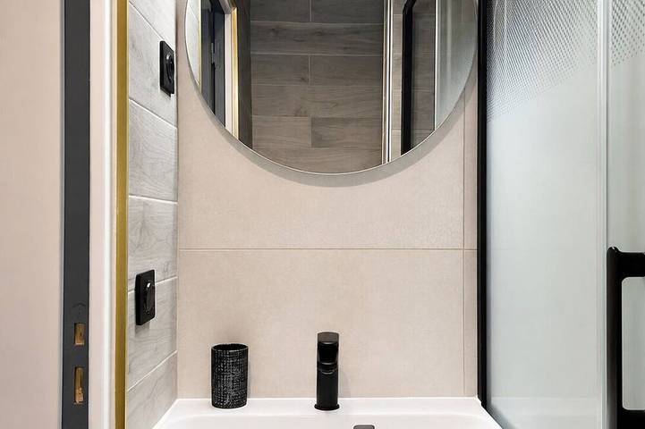 Apartamento entero, Apartment on the Canal de l'Ourcq — Private Parking, Pantin in Pantin, Sena-Saint Denis