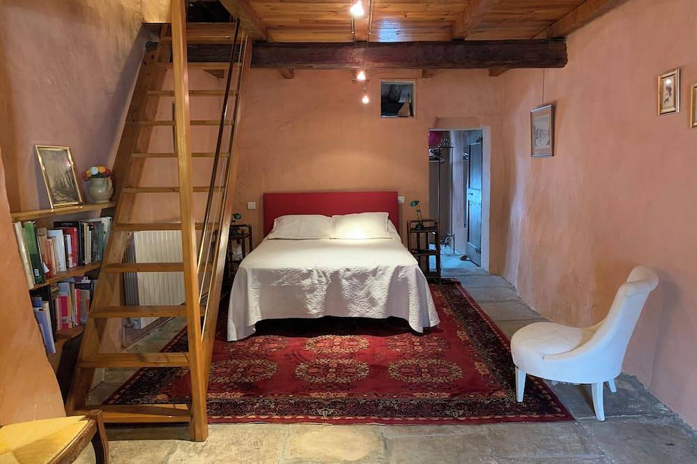 Charming village house, between vineyards and garrigue in Manduel, Nimes region