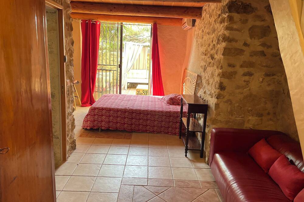 Gîte dans superbe mas en pierres cadre idyllique  , situé à 10 mn des plages. in Le Castellet, Région de Toulon