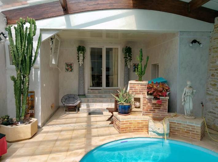 Location de vacances pour 3 personnes, avec vue ainsi que jardin et piscine, adapté aux familles à Saint-Juire-Champgillon - 2