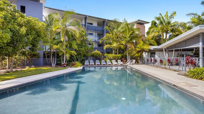 Holiday letting for 2 people, with pool and balcony/terrace as well as lake view, with pets in Sunshine Coast
