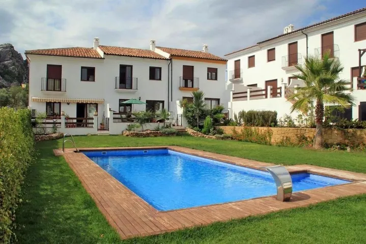 Apartamento de vacaciones para 6 personas, con piscina además de jardín y jacuzzi - 1