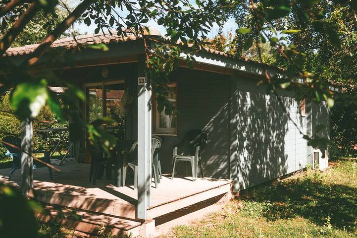 Chalet pour 5 personnes, avec terrasse ainsi que piscine et jardin, animaux acceptés