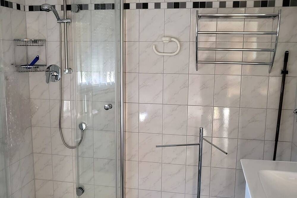 Entire apartment, Comfortable Zühlensee vacation apartment with terrace and fenced property in Wesenberg, Mecklenburg-Strelitz