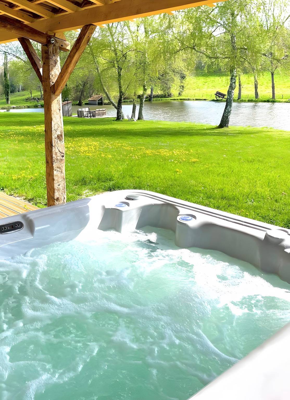 Le Gîte D'Au: Beheizter Pool, Spa und Angelteich in Saint-Amand-Magnazeix, Bellac und Umgebung