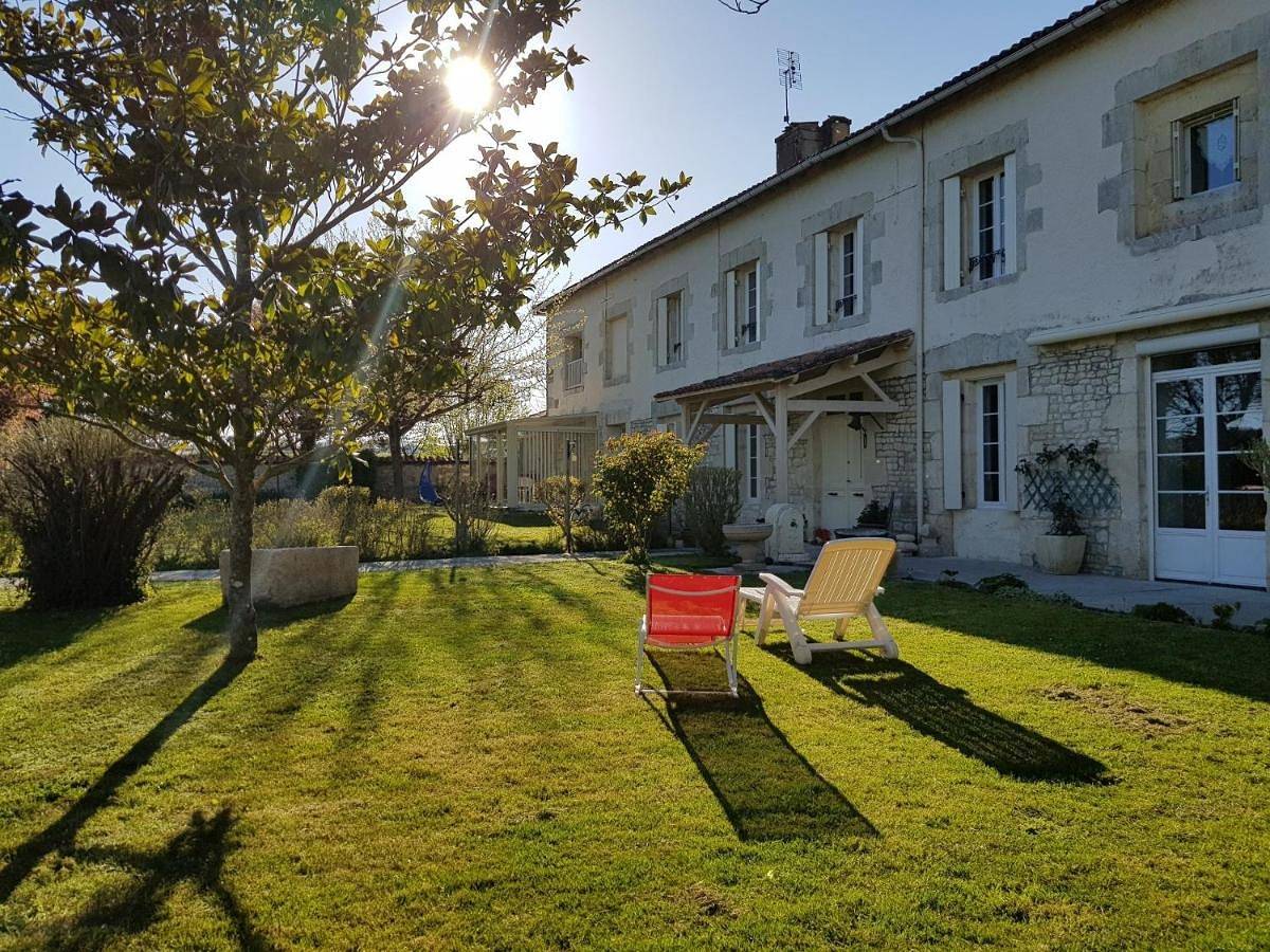 Quadruple Room with Garden View in Saint-Jean-d'Angély, Région de Saint-Jean-d'Angély