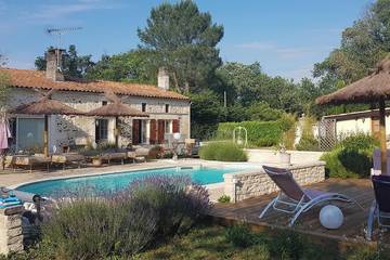 Gîte pour 2 personnes, avec piscine à Bussac-Forêt