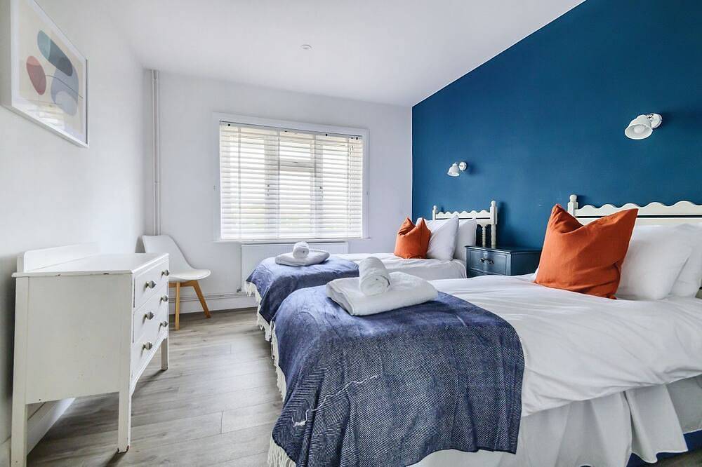 East Wittering Family Beach Home – Sleeps 10, 5 Bedrooms & Parking in West Wittering, West Sussex