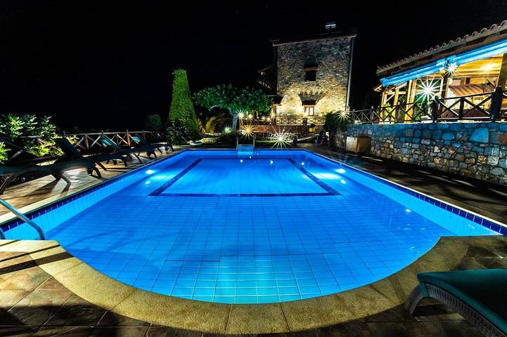 Ferienhaus für 9 Personen, mit Balkon und Garten sowie Pool