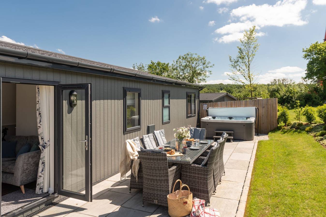 Juniper Lodge, 28 Roadford Lake Lodges in Broadwoodwidger, Devon