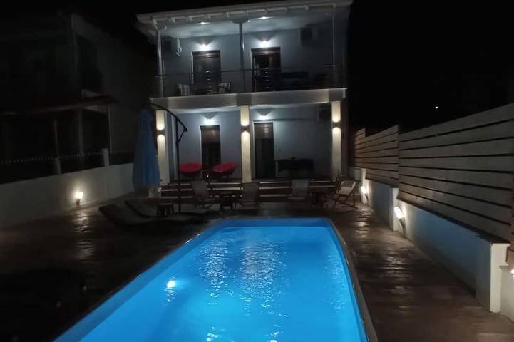 Location de vacances pour 8 personnes, avec Balcon et Piscine dans Nea Kallikratia