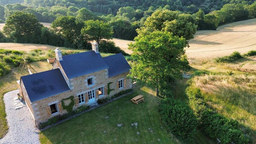 Location de vacances pour 9 personnes, avec piscine ainsi que vue et jardin à Saint-Pierre-des-Nids