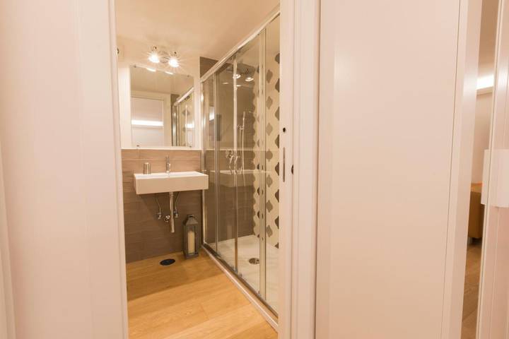 Apartamento entero, Apartamento 'Fabrizio Ai Gradoni Di Chiaia' con Balcón, Wi-Fi y Aire Acondicionado in Nápoles, Provincia de Nápoles