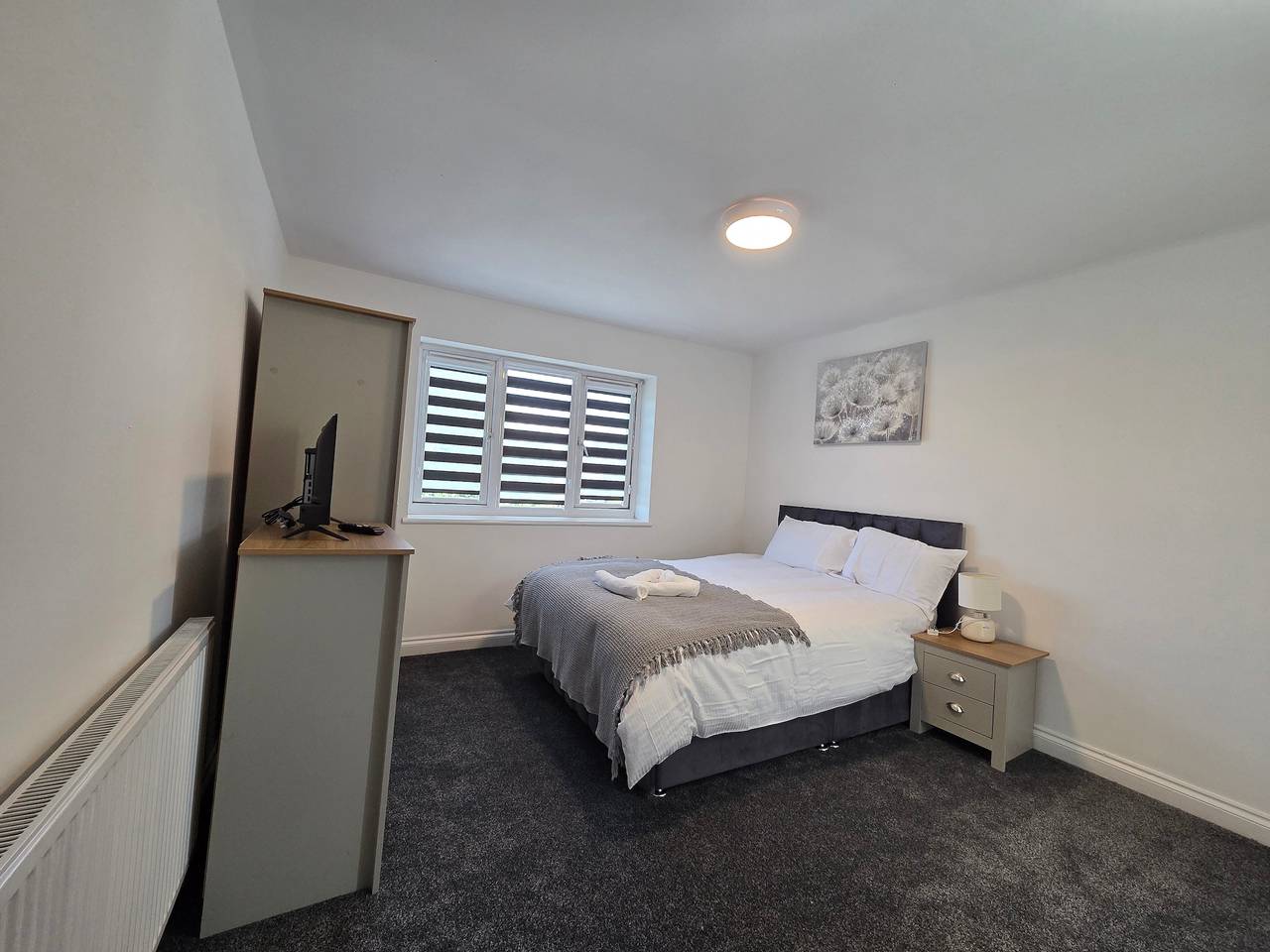 3 Bed House Sleeps 6 -Private Garden -Pets Welcome in Bedford