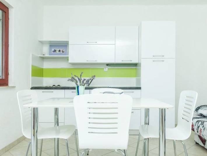 Ganze Wohnung, In Dvornica mit Gepflegtem Garten in Razanj, Šibenik-Knin