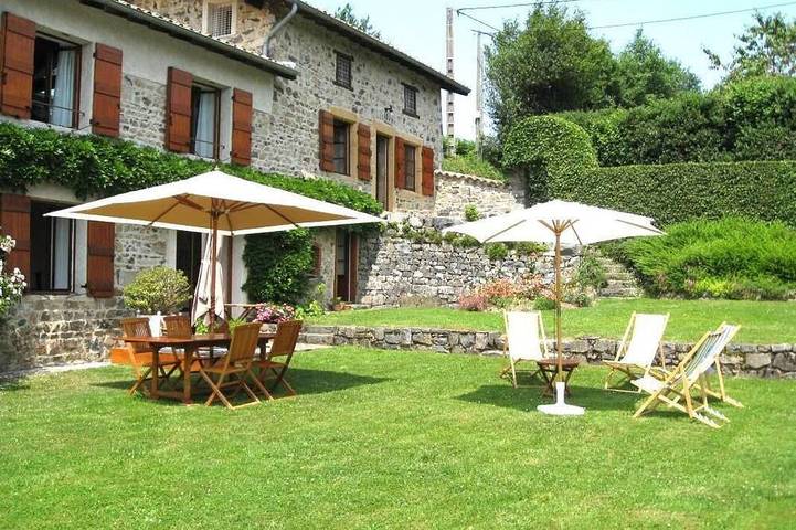 Gîte pour 4 personnes, avec jardin dans Chénelette