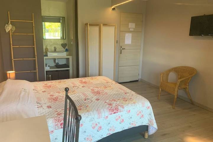 Bed and breakfast in Provence in a quiet park near Avignon and the Luberon. in Le Thor, Vaucluse