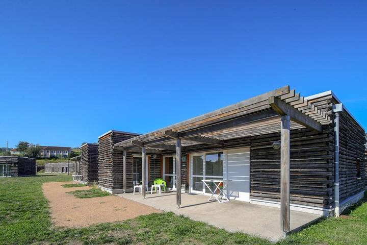 Parc de vacances pour 2 personnes, avec piscine ainsi que terrasse et sauna, animaux acceptés à Ardes