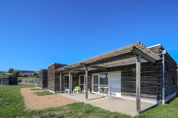 Parc de vacances pour 8 personnes, avec sauna et piscine ainsi que terrasse et vue, animaux acceptés en Auvergne