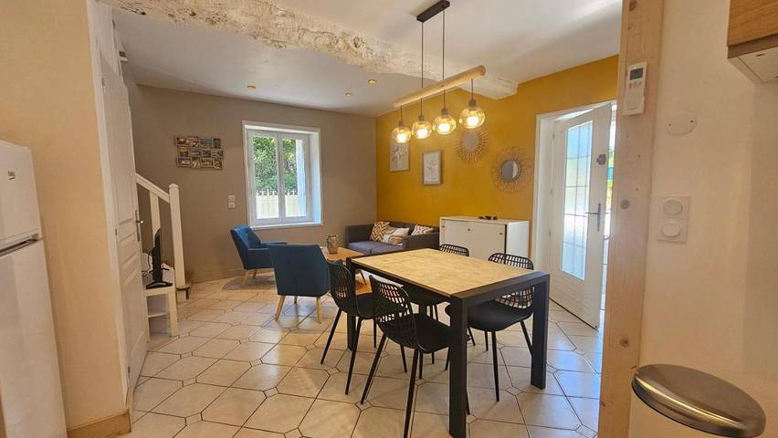 Location de vacances pour 4 personnes, avec terrasse ainsi que vue et jardin à Bourré - 2