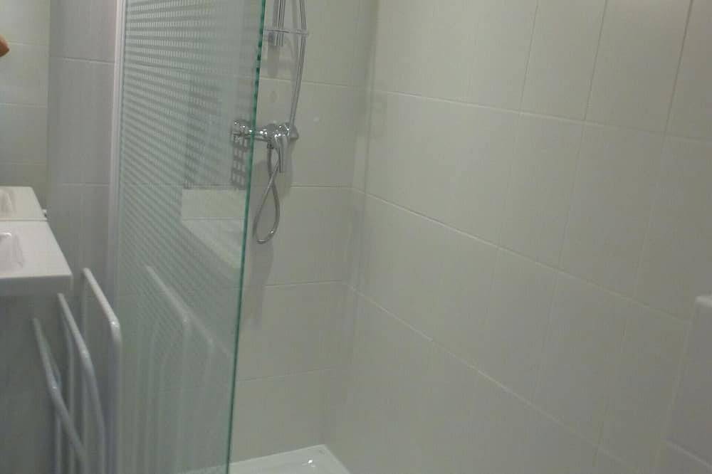 Appartamento intero, Calvi in piedi, in posizione ideale, parcheggio e garage, spiaggia di 250 m, 2-3 pers. in Calvi, Calvi e dintorni