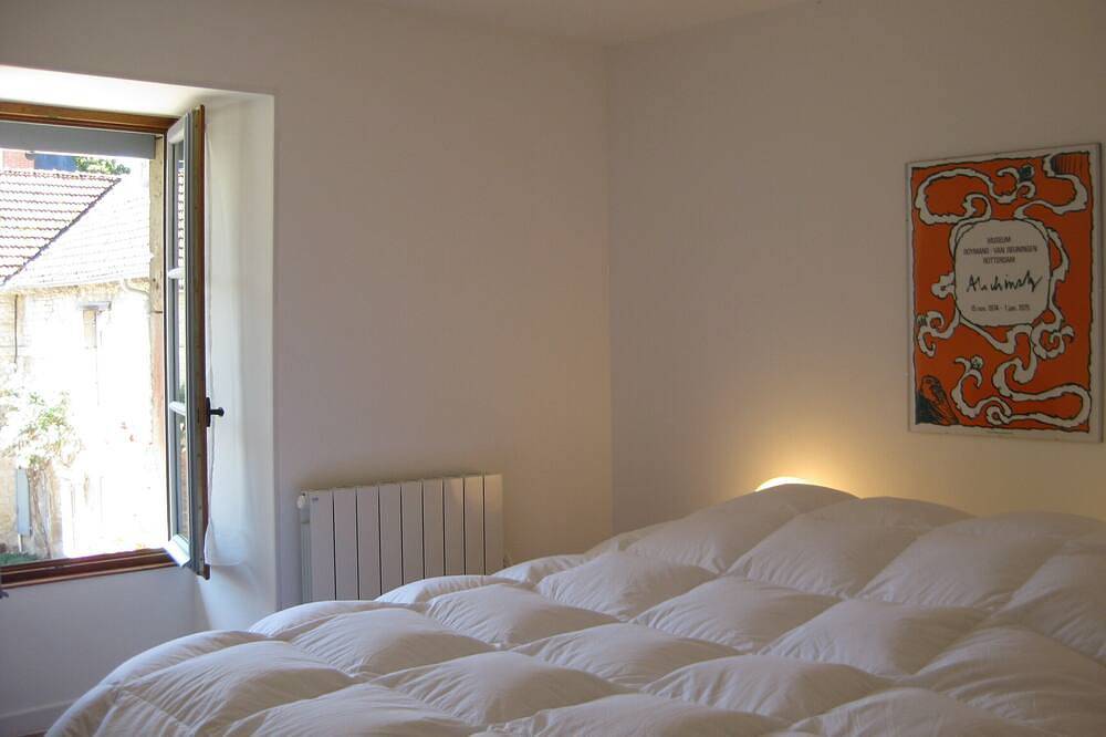 La Cour - nouveau gîte lumineux et super équipé. in Flavigny-sur-Ozerain, Région de Montbard