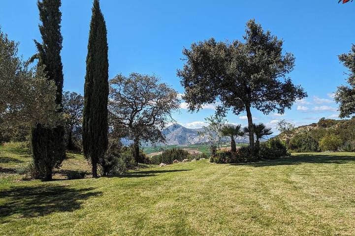 Rural house with spacious exterior and views of the mountains of Malaga. full rent in La Joya, Antequera