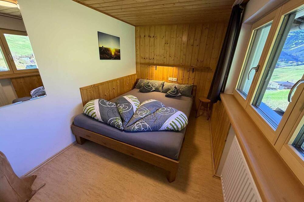 Ganze Wohnung, Ferienwohnung mit zwei Schlafzimmern und Terrasse in Hirschegg Kleinwalsertal, Mittelberg