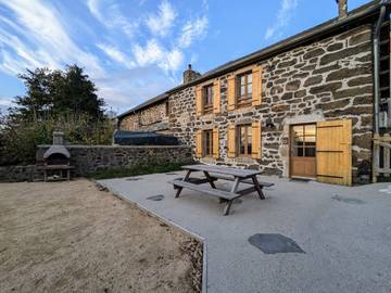 Gîte pour 8 personnes, avec terrasse à Freycenet-la-Tour