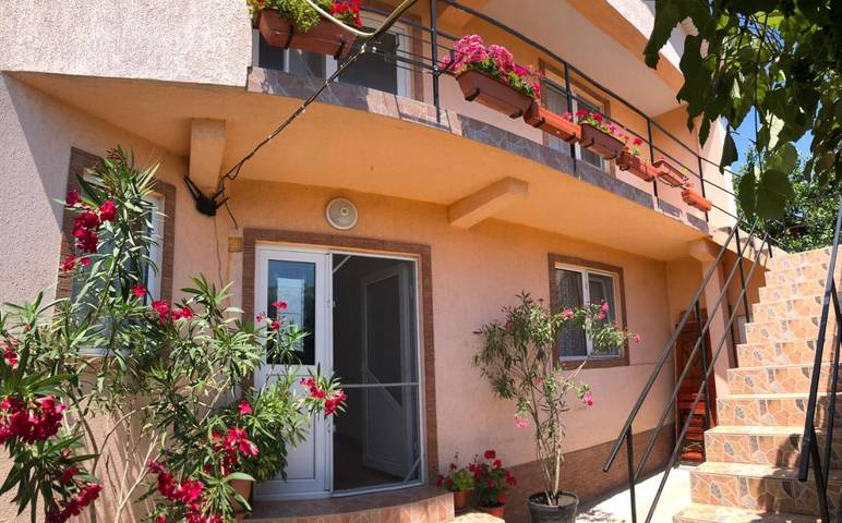 Maison d’hôte pour 3 personnes, avec jardin et terrasse dans Constanța