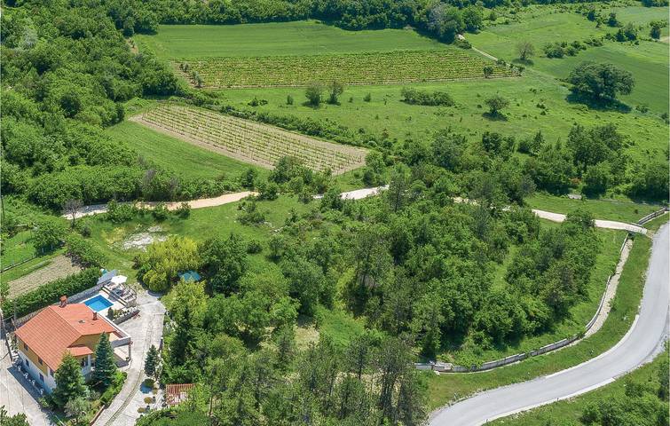 Amplio apartamento de 2 dormitorios con piscina cerca de Labin y de los servicios locales in Labin City, Labin
