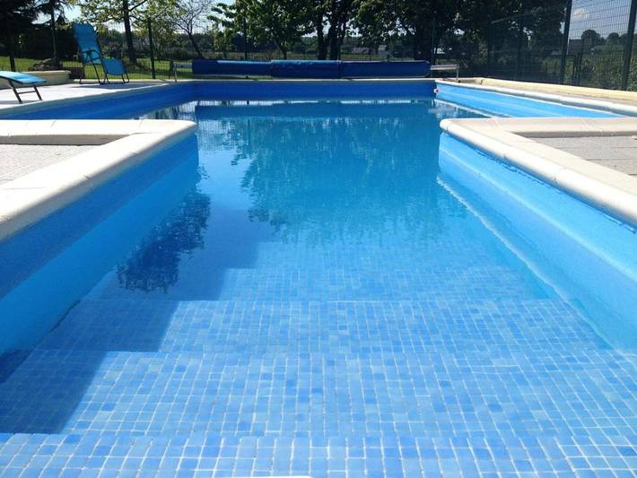 Gîte pour 3 personnes, avec piscine ainsi que jacuzzi et jardin, adapté aux familles à Trévérien