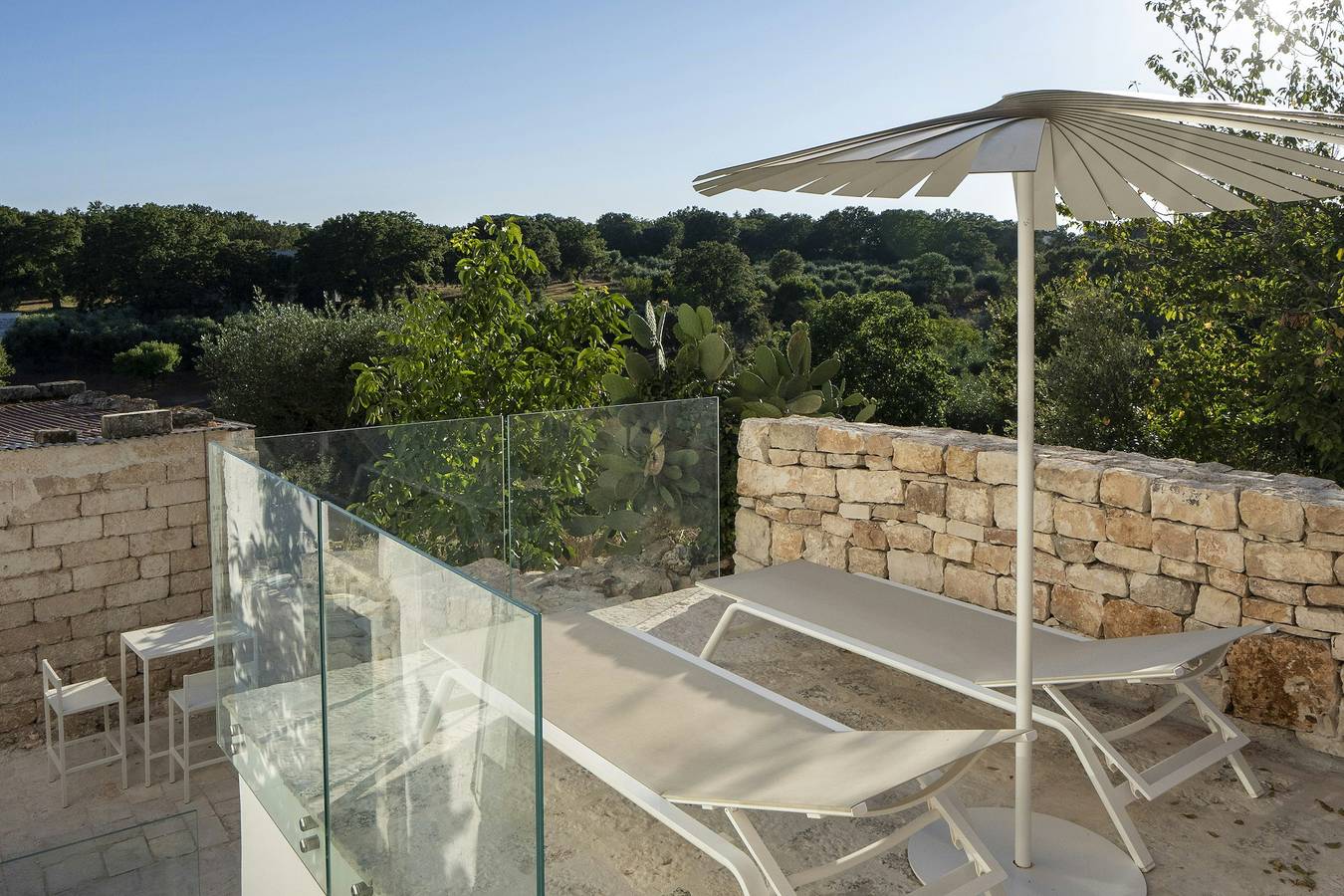 Trullo de diseño con piscina entre olivos y el mar in Locorotondo, Region de Bari