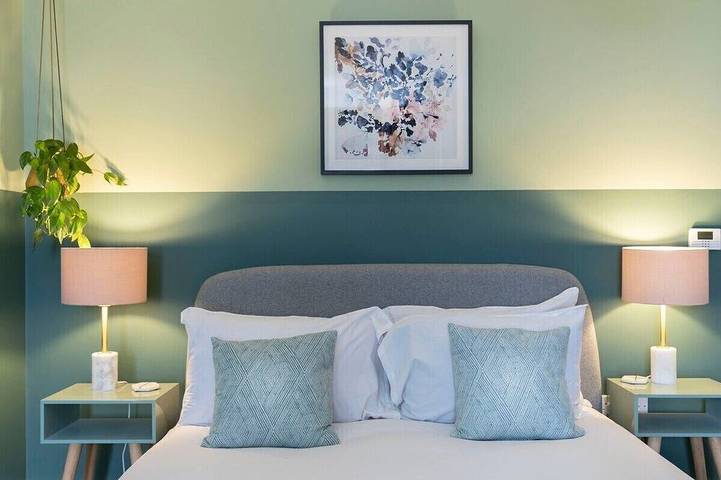Modern-Ferienhaus-Eigenes Badezimmer-Strassenblick in Cheltenham, Gloucestershire