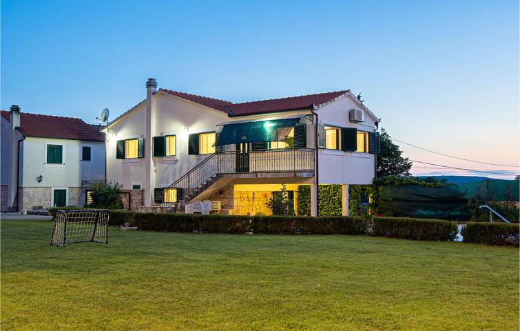 Charmante 2-Zimmer-Wohnung mit Pool und WLAN, 800 m vom Fluss Cetina entfernt in Dalmatinisches Zagora