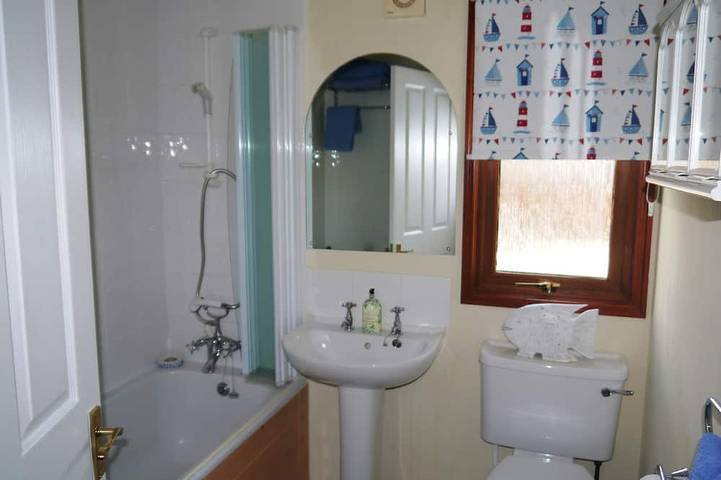 Riverside Wooden Lodge with amazing views of the River Avon, Stratford-upon-Avon in Stratford upon Avon, Warwickshire