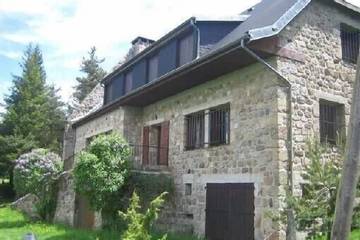 Gîte pour 15 personnes, avec terrasse et jardin, animaux acceptés à Le Lac-d'Issarlès