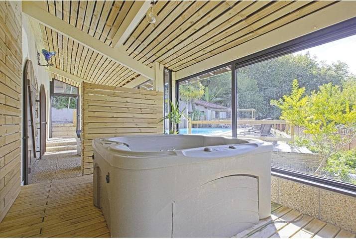 Location de vacances pour 15 personnes, avec Jacuzzi et Terrasse ainsi que Jardin et Piscine à Guiche - 3