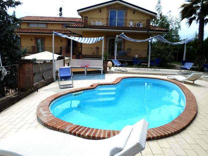 Chambre d’hôte pour 4 personnes, avec Balcon et Terrasse ainsi que Jardin et Piscine à Nereto