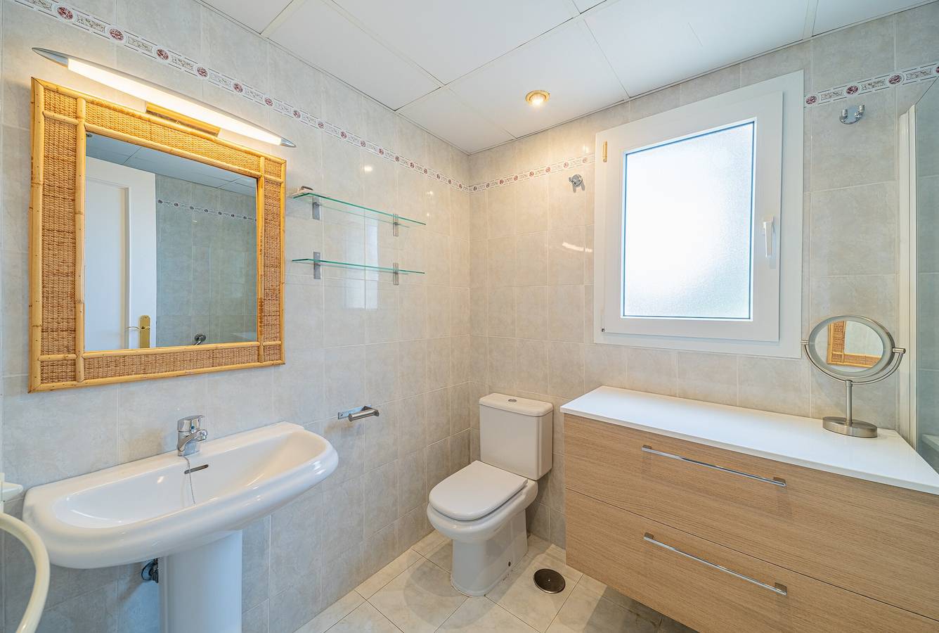 Villa 'Pareado Relax' with Sea View, Wi-Fi and Air Conditioning in Las Chapas, Marbella