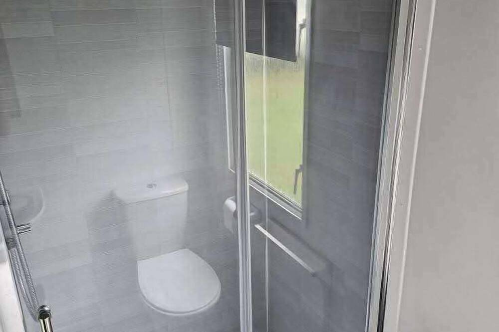 Cabin Sleeps 6 with Wifi in Chapel St. Leonards, Lincolnshire