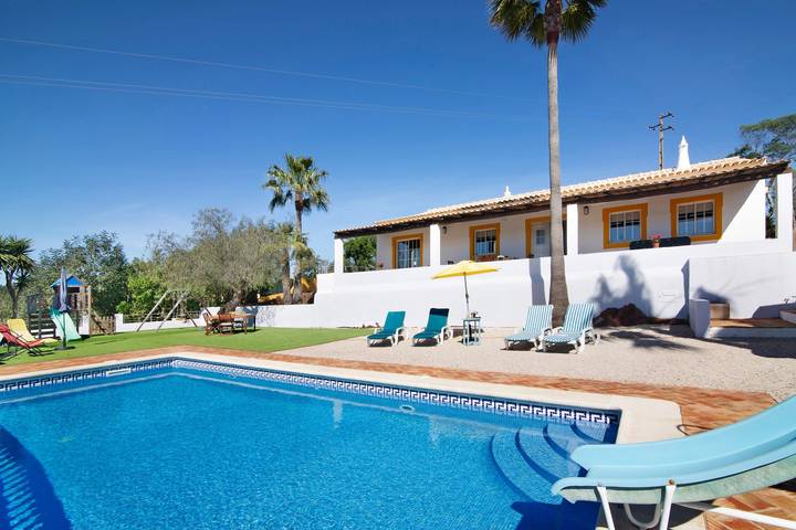 Villa 'Casa Noah' mit privatem Pool, Wlan und Klimaanlage in São Bartolomeu de Messines, Faro Distrikt