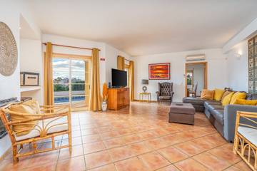Villa for 10 Guests in Alvor, Algarve, Picture 3